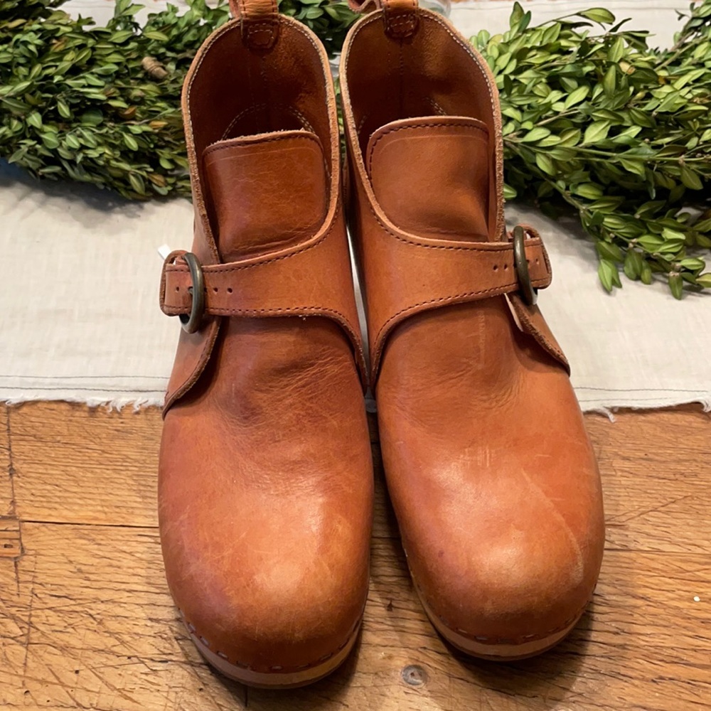 Size 7.5/37 Swedish Hasbeen clogs